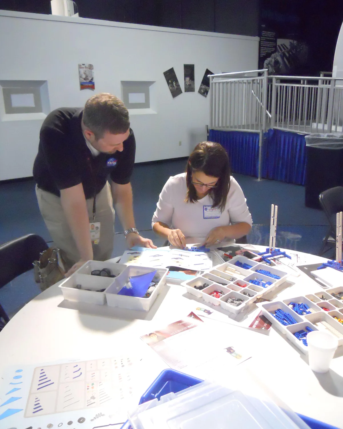 Formateur penché vers une participante pendant un atelier (photo de démonstration)