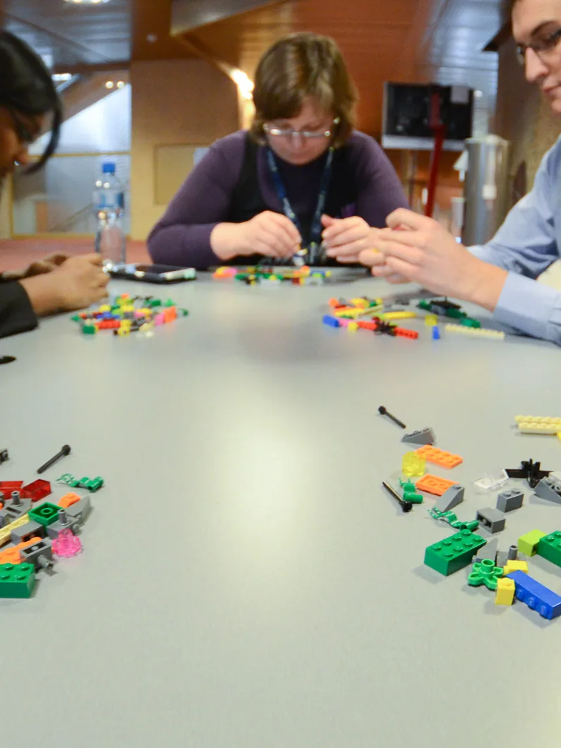 Groupe construisant autour d'une table d'atelier