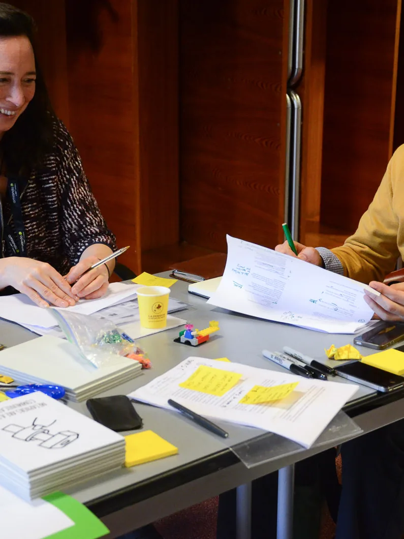 Participants souriants pendant un atelier