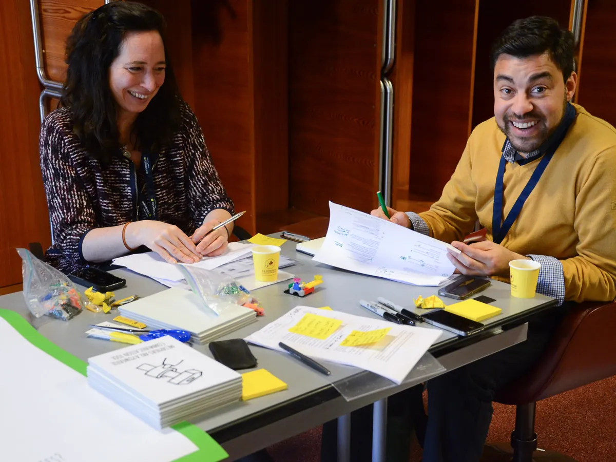 Deux participants souriants pendant un atelier