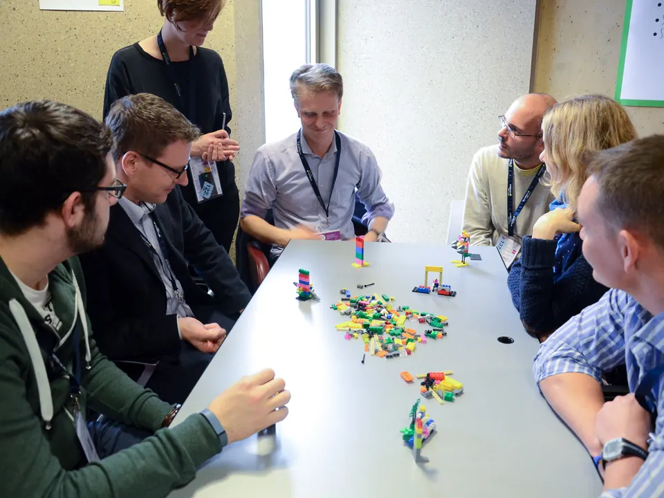Équipe réunie autour d'une table d'atelier