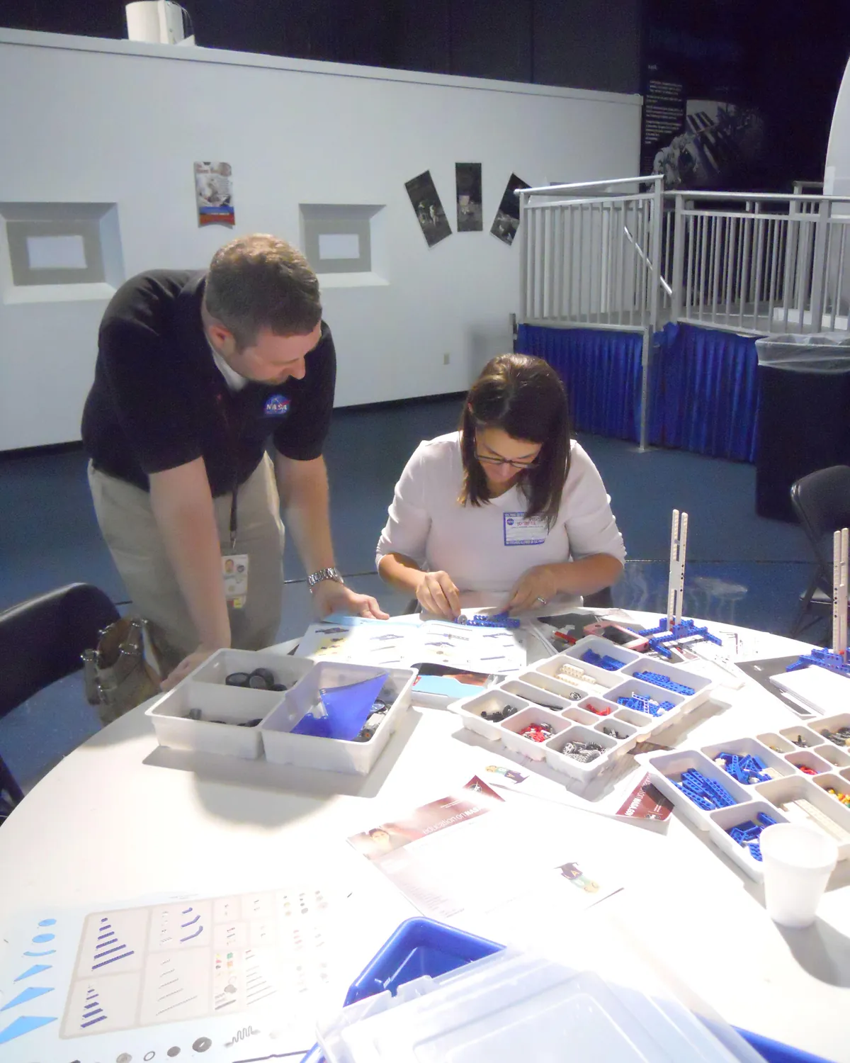 Deux participants construisent avec des briques lors d'un atelier